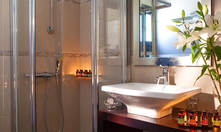 Aegean Suites Hotel Skiathos standart suite bathroom