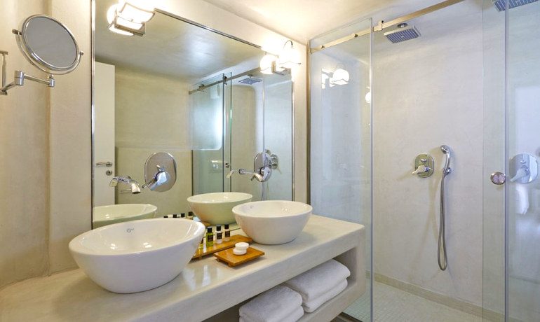 Art Hotel Santorini Blissful suite bathroom