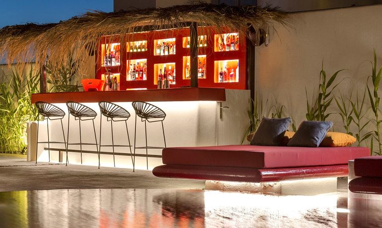 Art Hotel Santorini pool bar with best cocktails