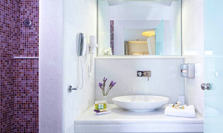 Kouros Art Hotel double room bathroom