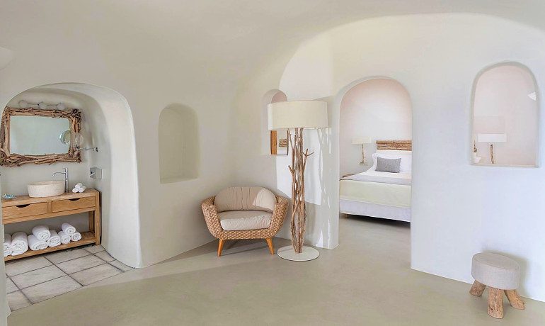 Mystique hotel Santorini Wet Allure suite room