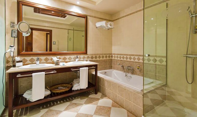 Elba Palace Golf & Vital Hotel deluxe double bathroom