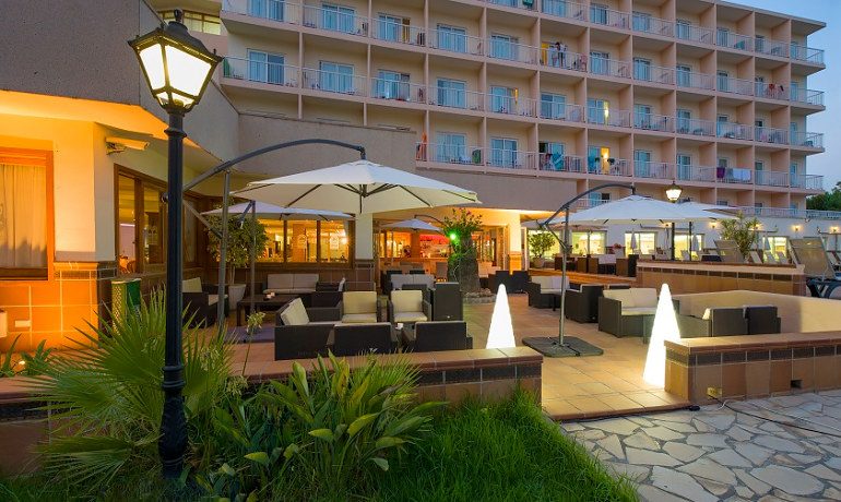 Invisa Hotel Es Pla bar terrace