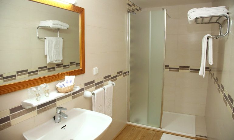 Invisa Hotel Es Pla double room bathroom