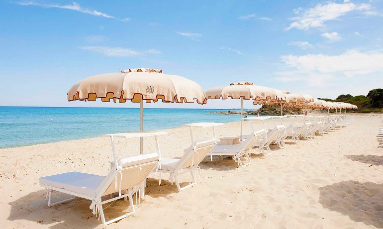 La Villa del Re hotel beach with sunbeds