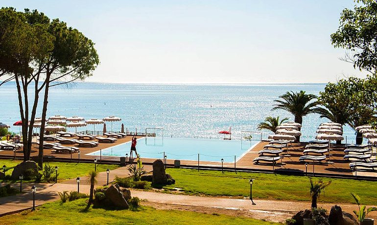 La Villa del Re hotel pool and sea view