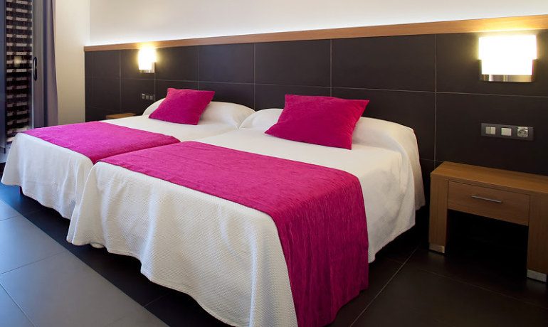 Flash Hotel Benidorm double room bed