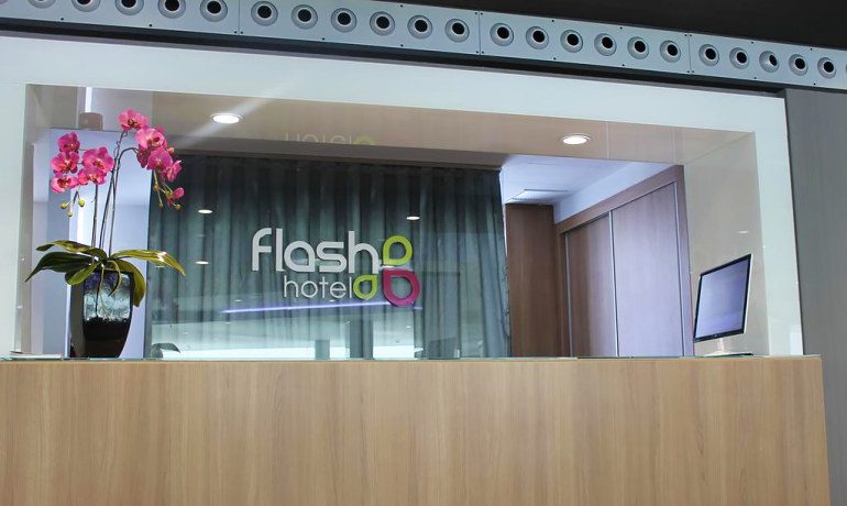 Flash Hotel Benidorm reception table