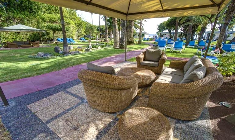 Hotel Costa Canaria garden area