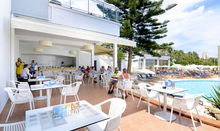 Medplaya Hotel Riviera pool bar