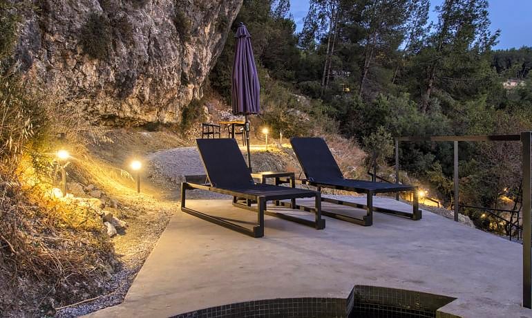 Vivood Landscape Hotel outdoor jacuzzi sunbeds