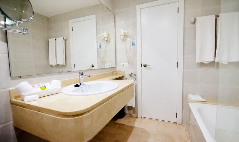Hotel Astoria Playa bathroom