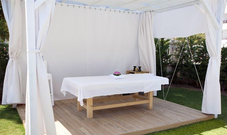 Hotel Astoria Playa outdoor massage