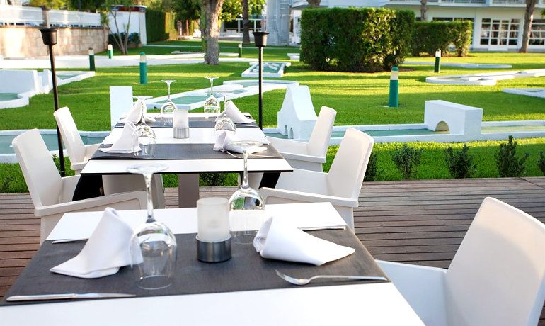 Hotel Astoria Playa restaurant terrace
