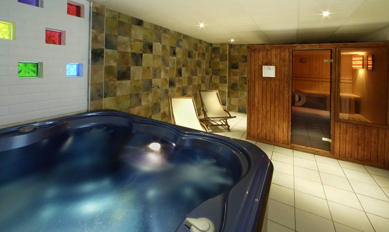 Hotel Araxa sauna and jacuzzi