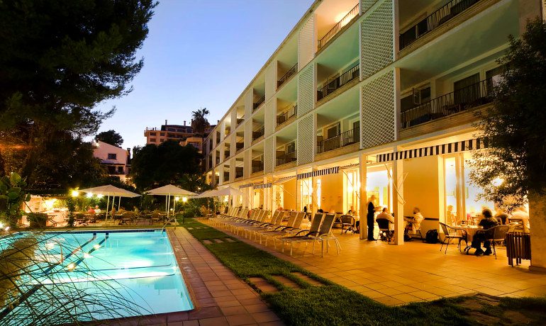 Hotel Araxa terrace with pool view