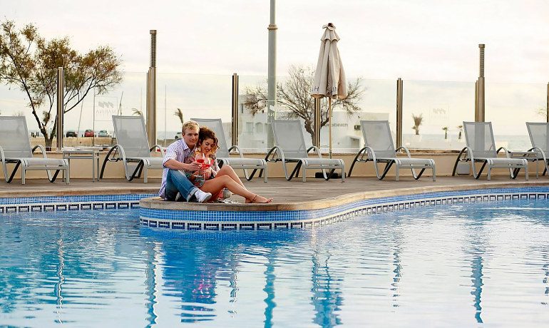 AluaSoul Palma hotel couple at pool