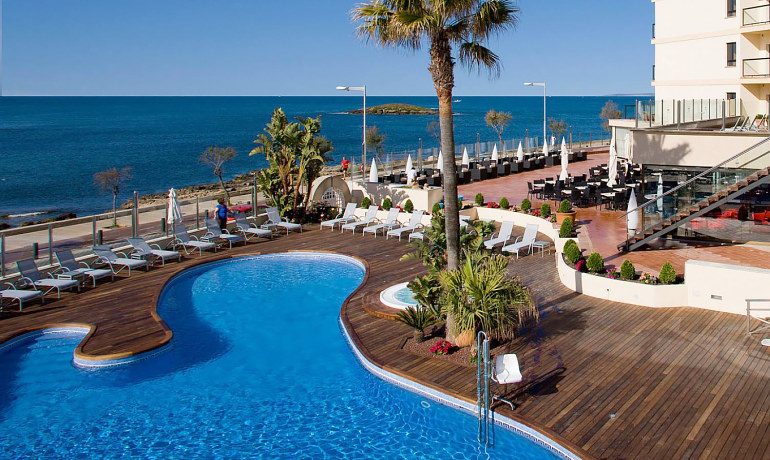 AluaSoul Palma hotel pool and sea view