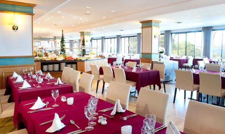 Sensimar Aguait Resort & Spa restaurant tables