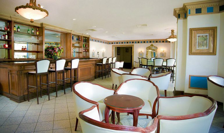 Breezes Resort & Spa Bahamas pelican piano bar
