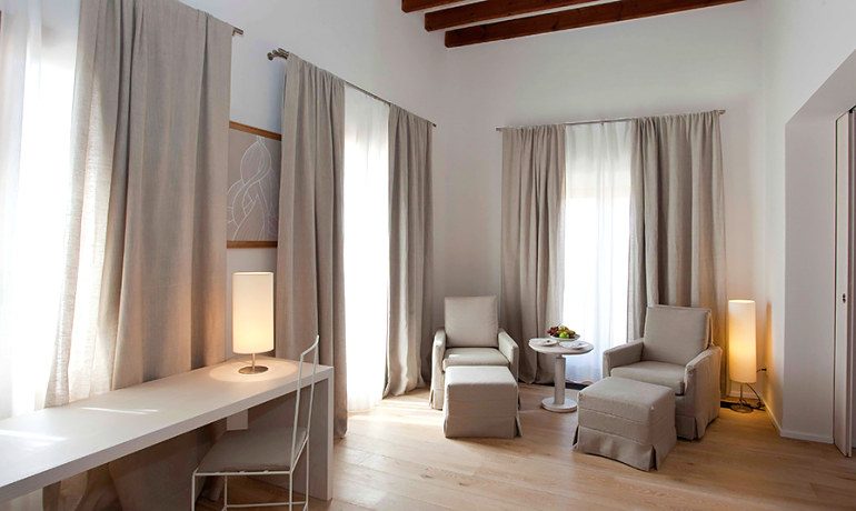 Fontsanta Hotel Thermal & Spa suite living room