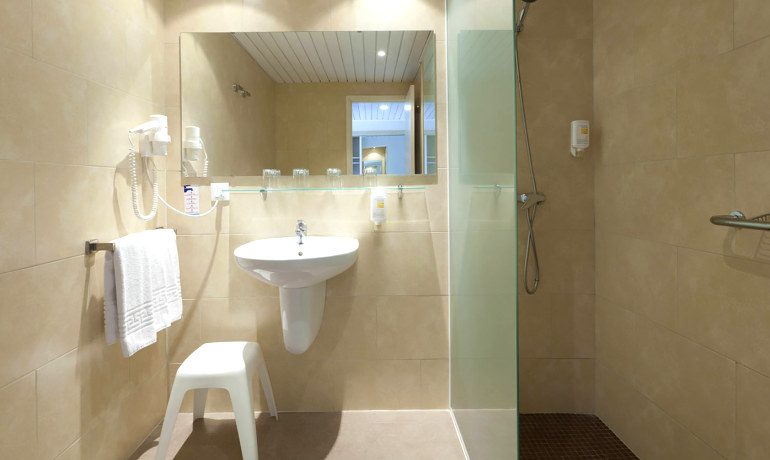 Hotel Samos Magaluf bathroom