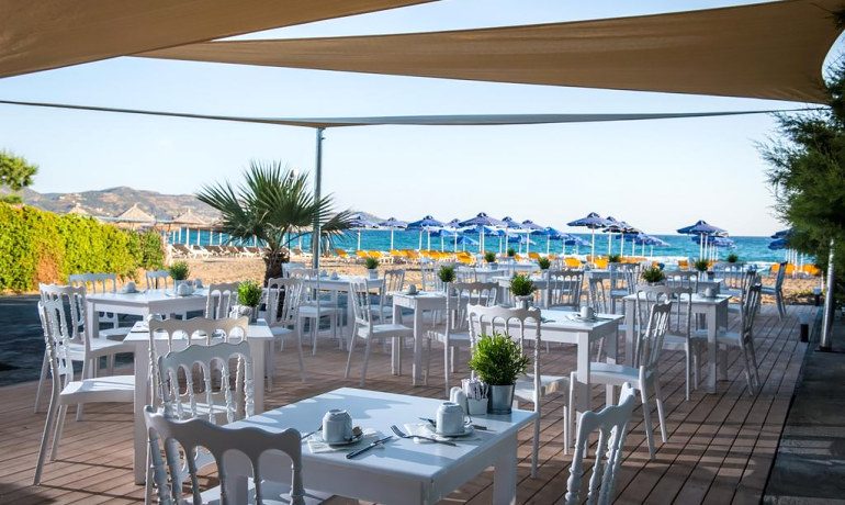 Enorme Armonia Beach restaurant terrace
