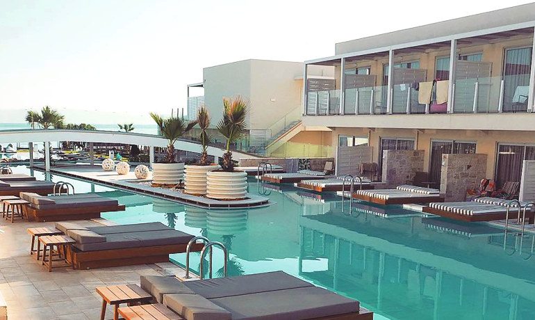 Insula Alba Resort pool area