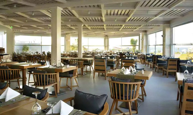 Insula Alba Resort & Spa restaurant tables