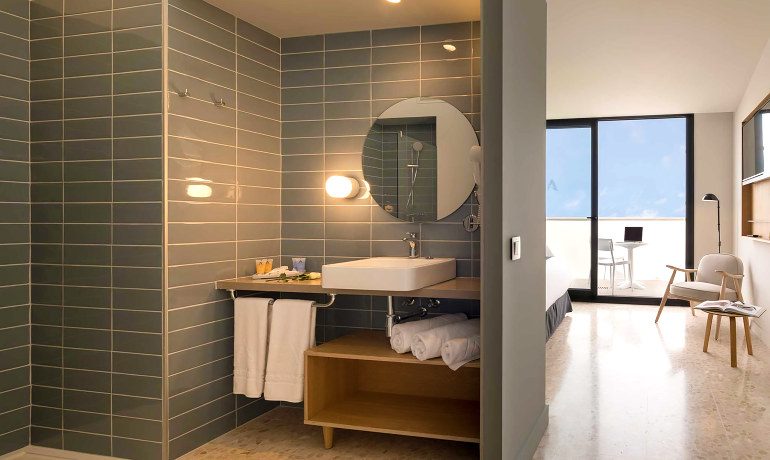 Aqua Hotel Silhouette & Spa penthouse bathroom